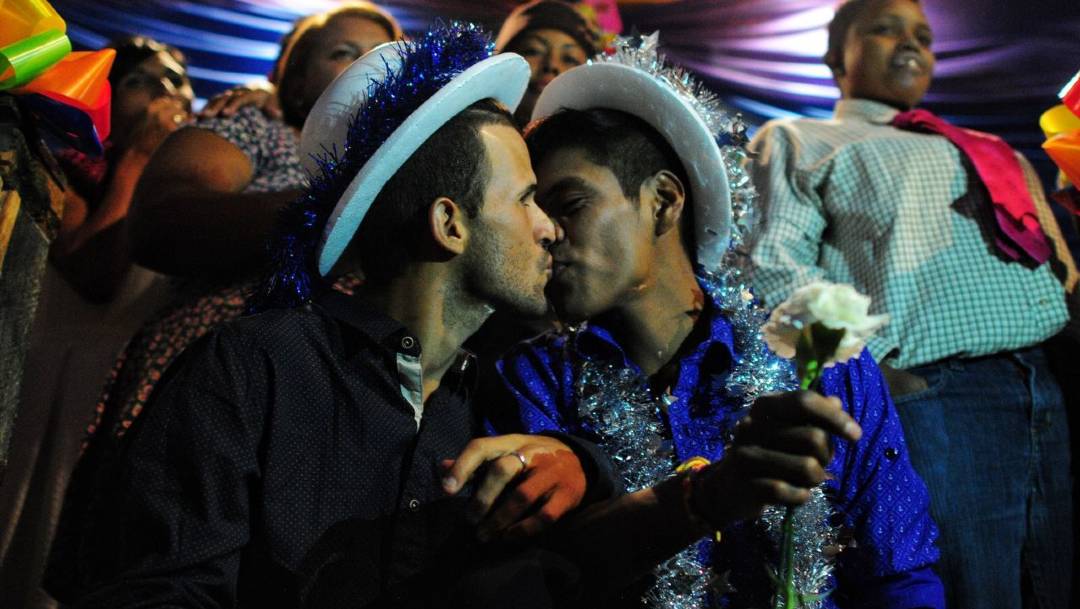 Puebla podría convertirse en la 13ra entidad del país en aprobar matrimonios igualitarios. En la imagen, una pareja durante una boda masiva en Tijuana
