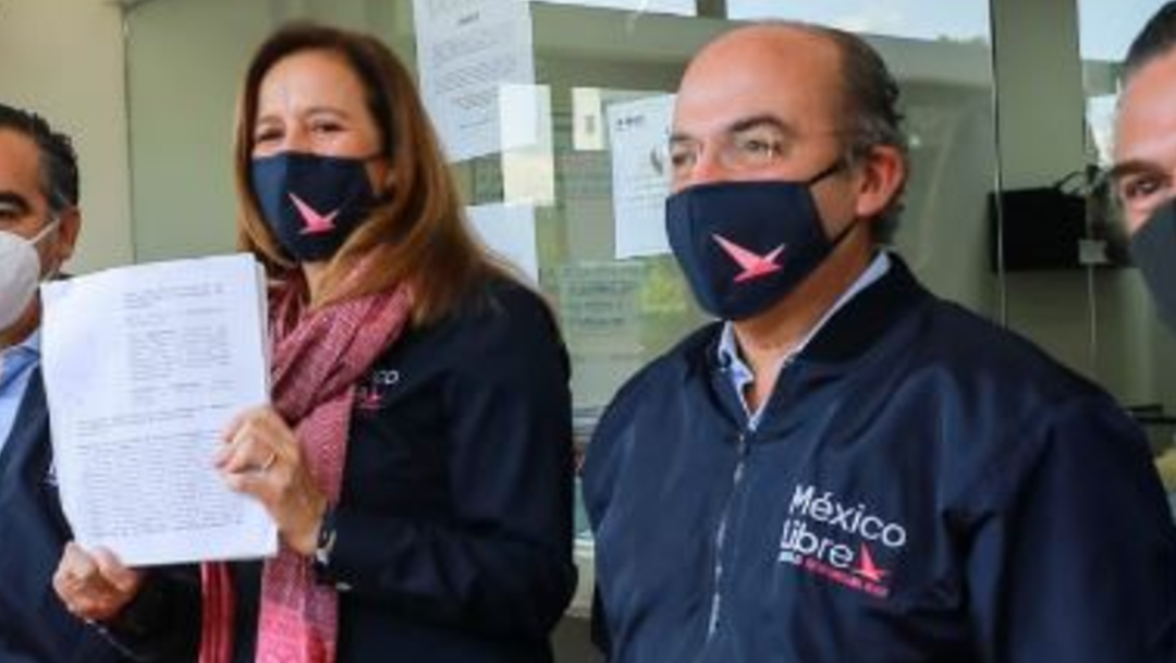Fotografía del expresidente Felipe Calderón y su esposa Margarita Zavala con la chamarra del movimiento México Libre