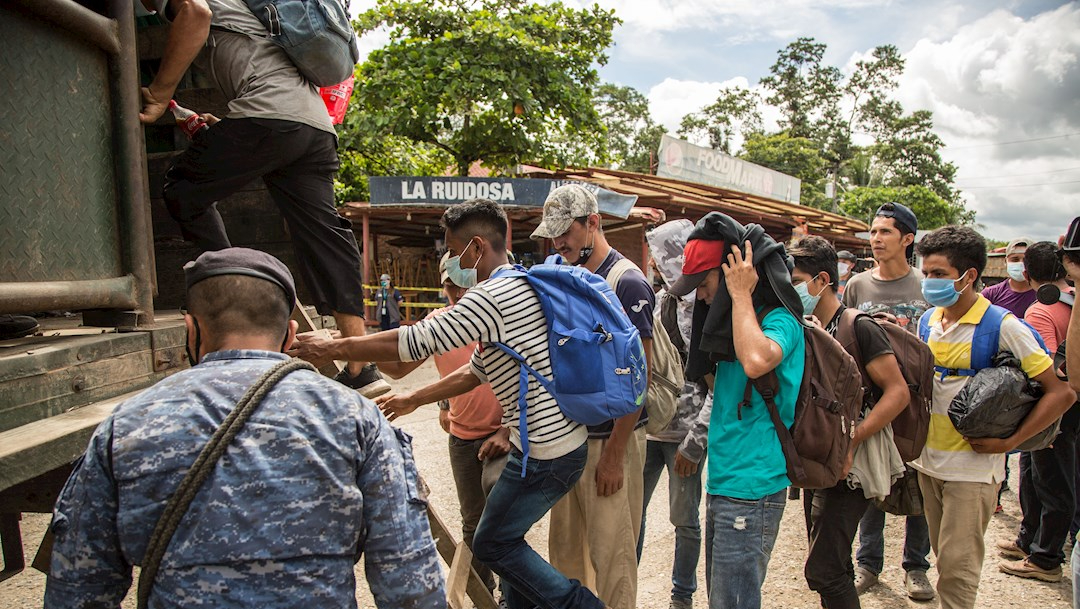 Un grupo de migrantes suben a un camión del ejército de Guatemala que los regresaría a la frontera entre Honduras y Guatemala