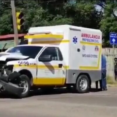 Muere mujer por choque entre ambulancia y camión en Oaxaca