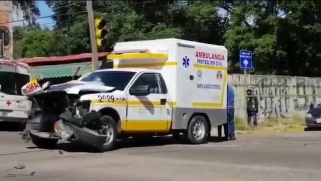 Muere mujer en choque entre ambulancia y camión en Oaxaca