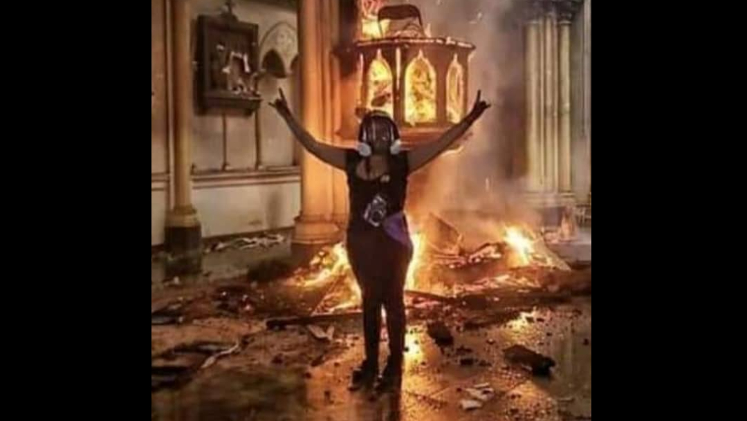 Mujer "celebra" quema de iglesia en Chile durante jornada de protestas