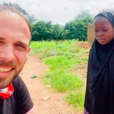 Video: La emotiva reacción de una niña huérfana al recibir su primera muñeca