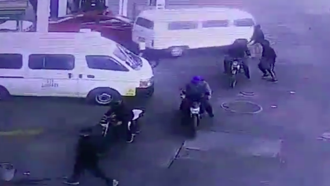 Nueve hombres a bordo de motocicletas asaltan gasolinera en Chimalhuacán, Edomex