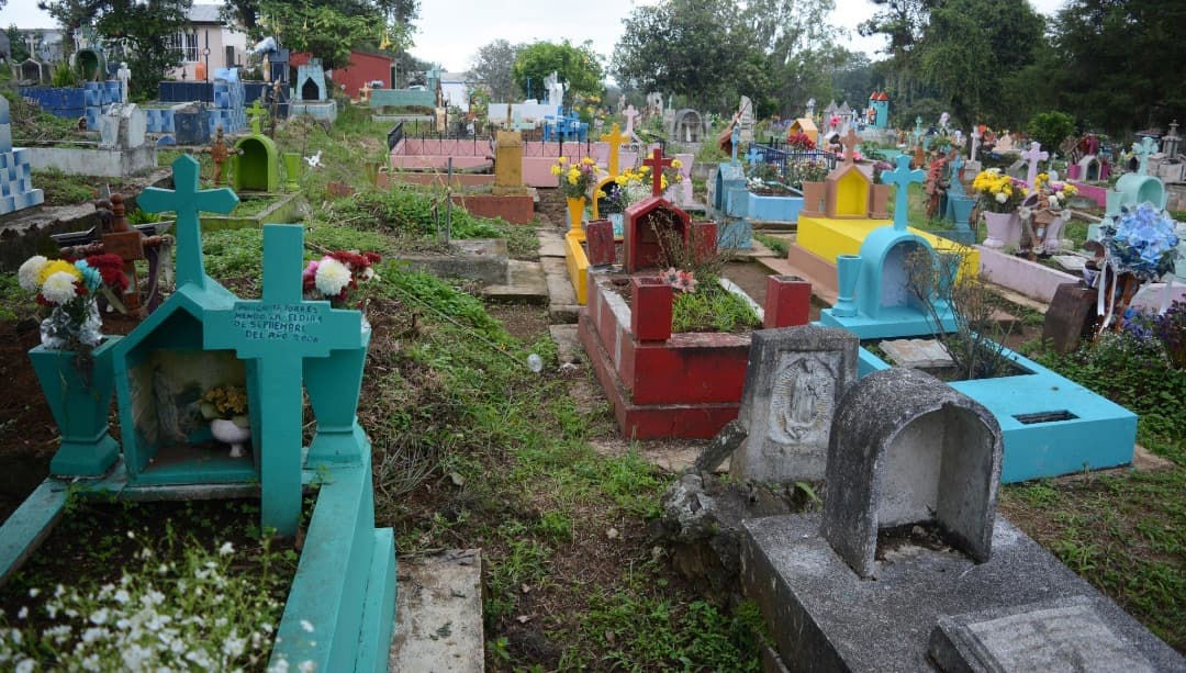 Xalapa cerrará panteones durante celebraciones de Día de Muertos