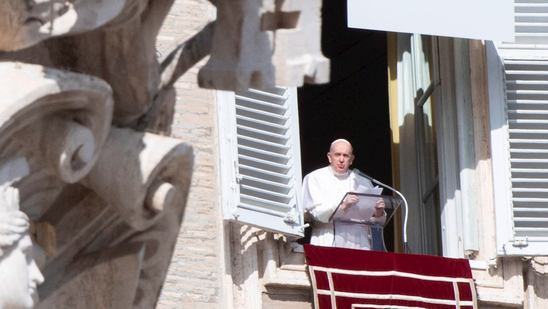 El papa Francisco durante el rezo del ángelus desde la ventana del palacio pontificio