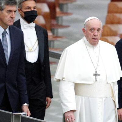 El papa Francisco, sin mascarilla a pesar de la obligatoriedad por COVID-19