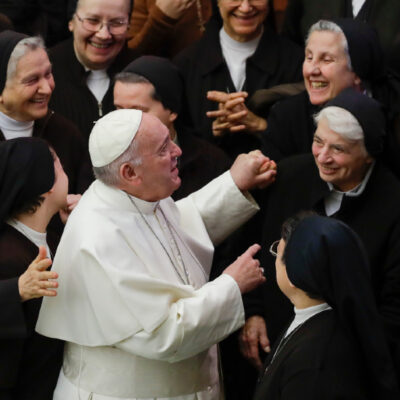 Papa Francisco pide mayor participación femenina en instituciones de la Iglesia