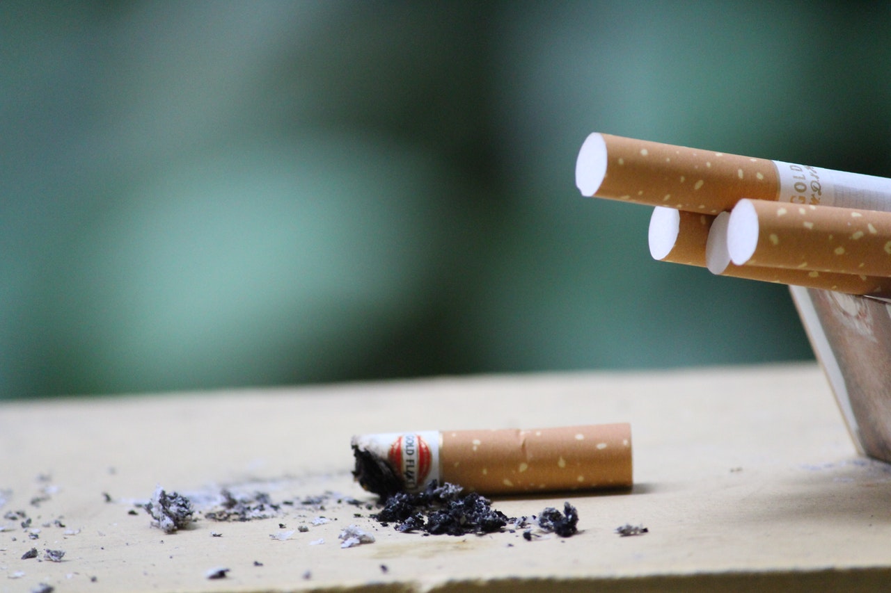 Doctora de la UNAM explica cómo COVID-19 afecta a fumadores