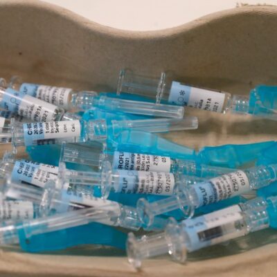 Primeras vacunas del coronavirus llegarán en primavera, dice Agencia Europea Medicamentos