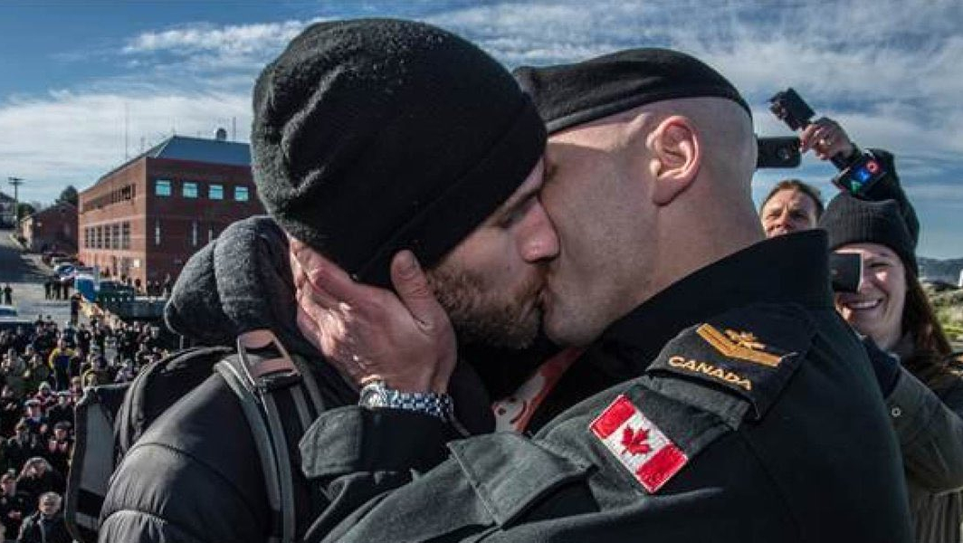 La cuenta oficial de Twitter de las Fuerzas Armadas de Canadá en Estados Unidos compartió una imagen de un militar besando a su pareja, con el hashtag #ProudBoys