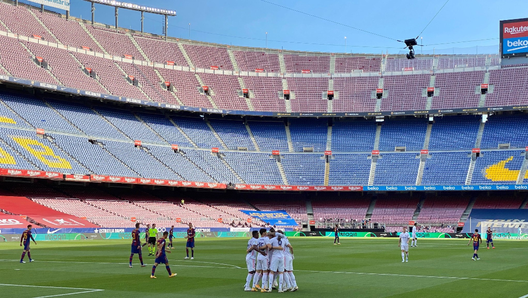 'El Clásico' entre el Barcelona y el Real Madrid se juega con un inusual silencio