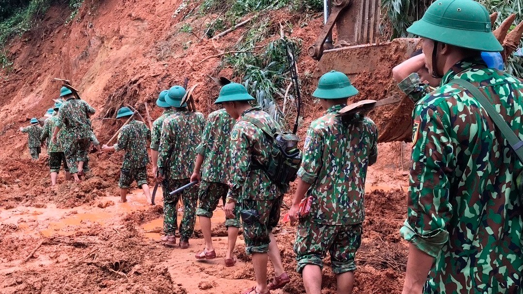Reportan al menos 22 soldados desaparecidos tras avalancha en Vietnam