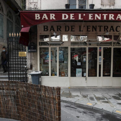 París inicia nuevas restricciones en bares y restaurantes por COVID-19