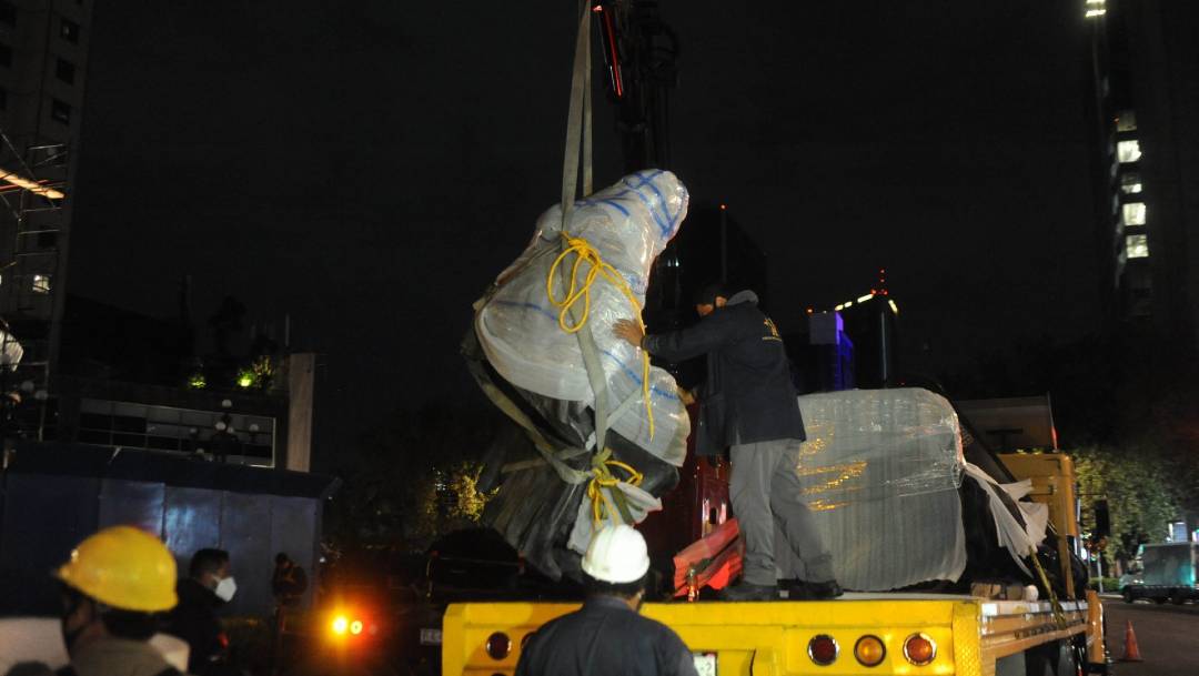Personal del INAH retiró la estatua de Colón ubicada en Paseo de la Reforma