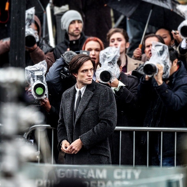 Se filtran nuevas imágenes del set de The Batman, entre las que vemos a Robert Pattinson, Zoë Kravitz y Colin Farrell