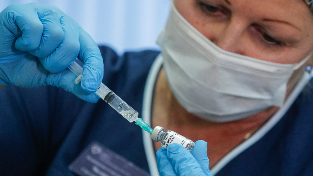Rusia inicia producción de segunda vacuna COVID-19 y solicita a OMS registro de la Sputnik V