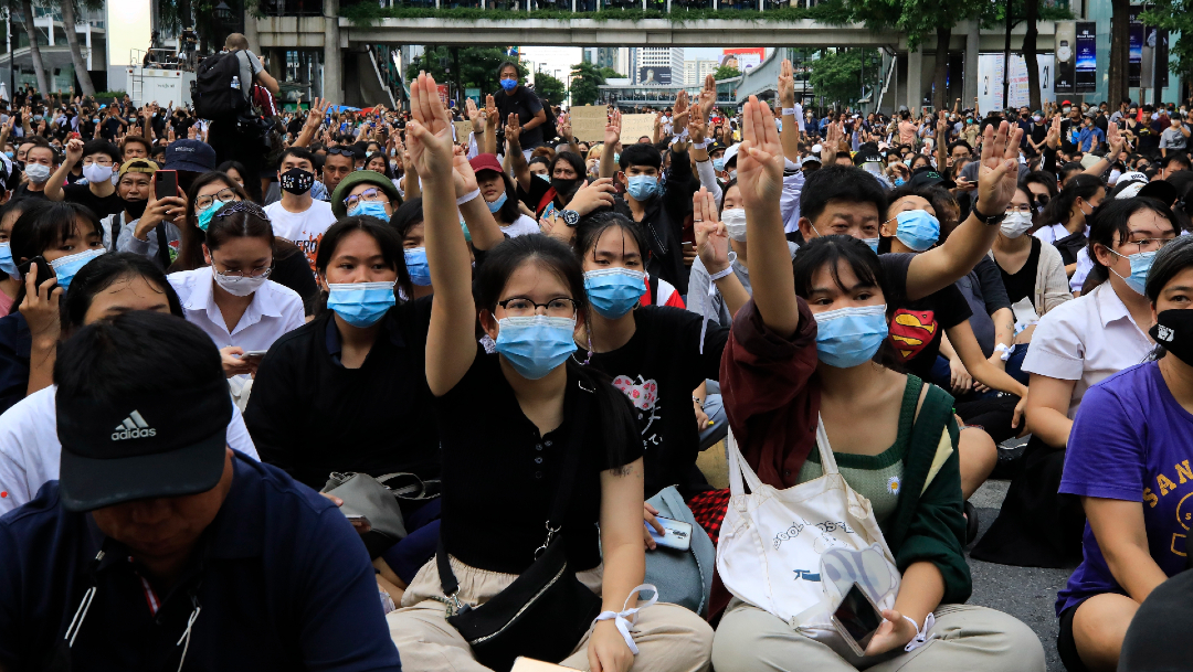 Saludo de 'Los Juegos del Hambre’, símbolo de protestas en Tailandia