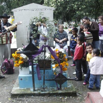 Se analizan criterios para visitantes en panteones por Día de Muertos: López-Gatell