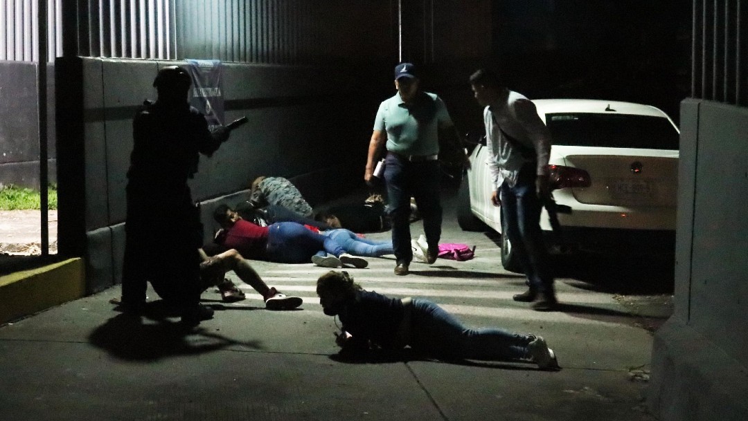 Suman 147 detenidos por toma de casetas en Morelos; familiares protestan y enfrentan con policías