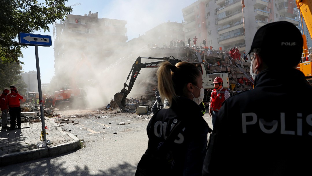 Suman 27 muertos y cien personas rescatadas entre escombros tras sismo en Turquía y Grecia