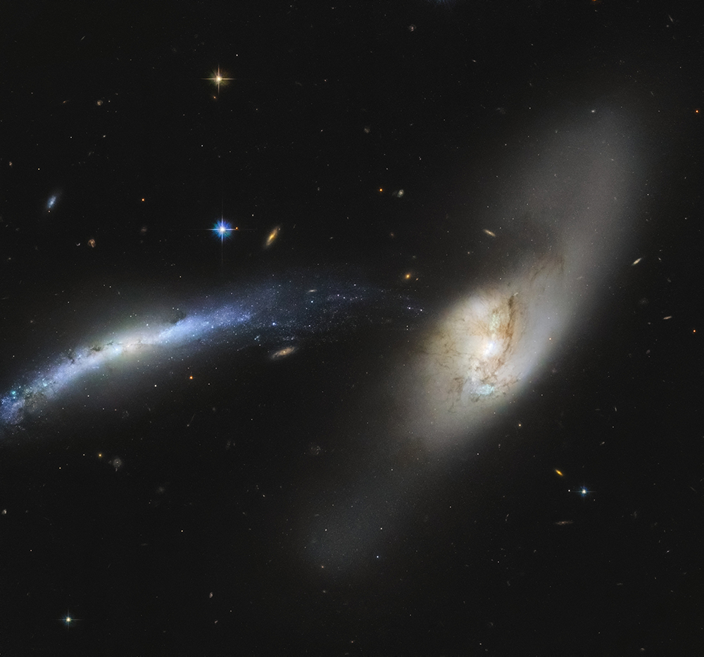 El telescopio Hubble capturó una imagen en la que la galaxia NGC 2799 aparentemente está siendo empujada hacia el centro de NGC 2798