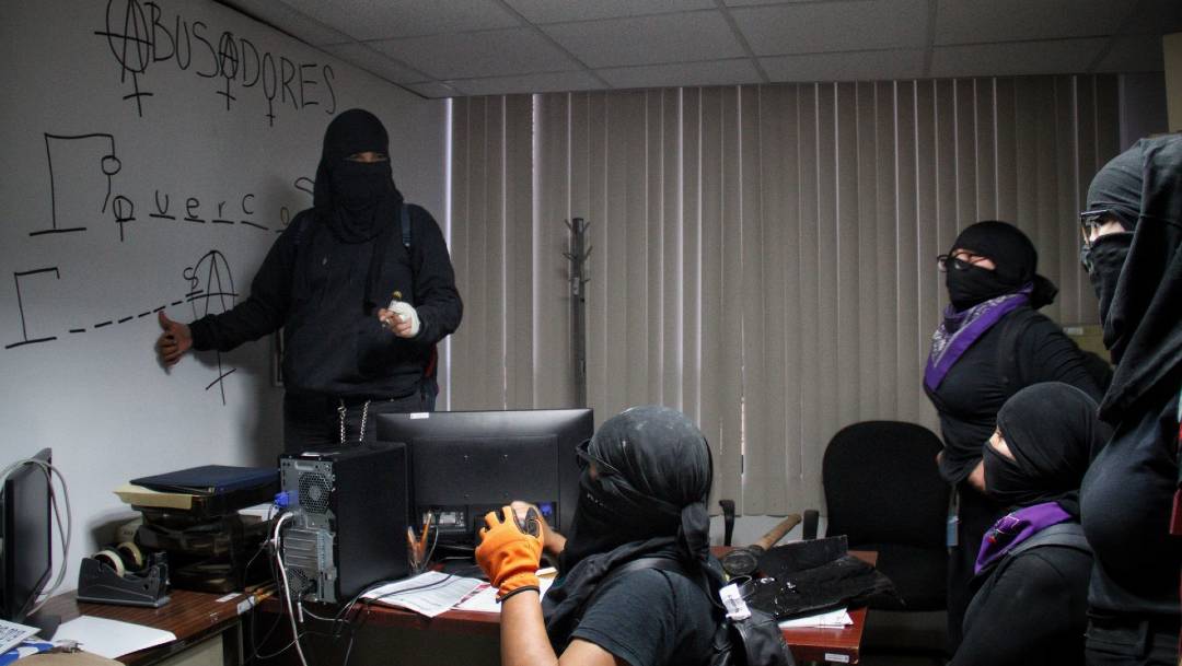 Un grupo de feministas encapuchadas mantiene tomadas las instalaciones del Colegio de Bachilleres de avenida Fray Servando