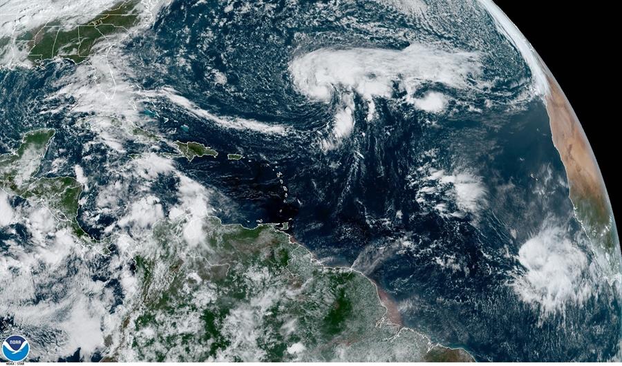 Tormenta-tropical-Epsilon-podría-convertirse-en-huracán