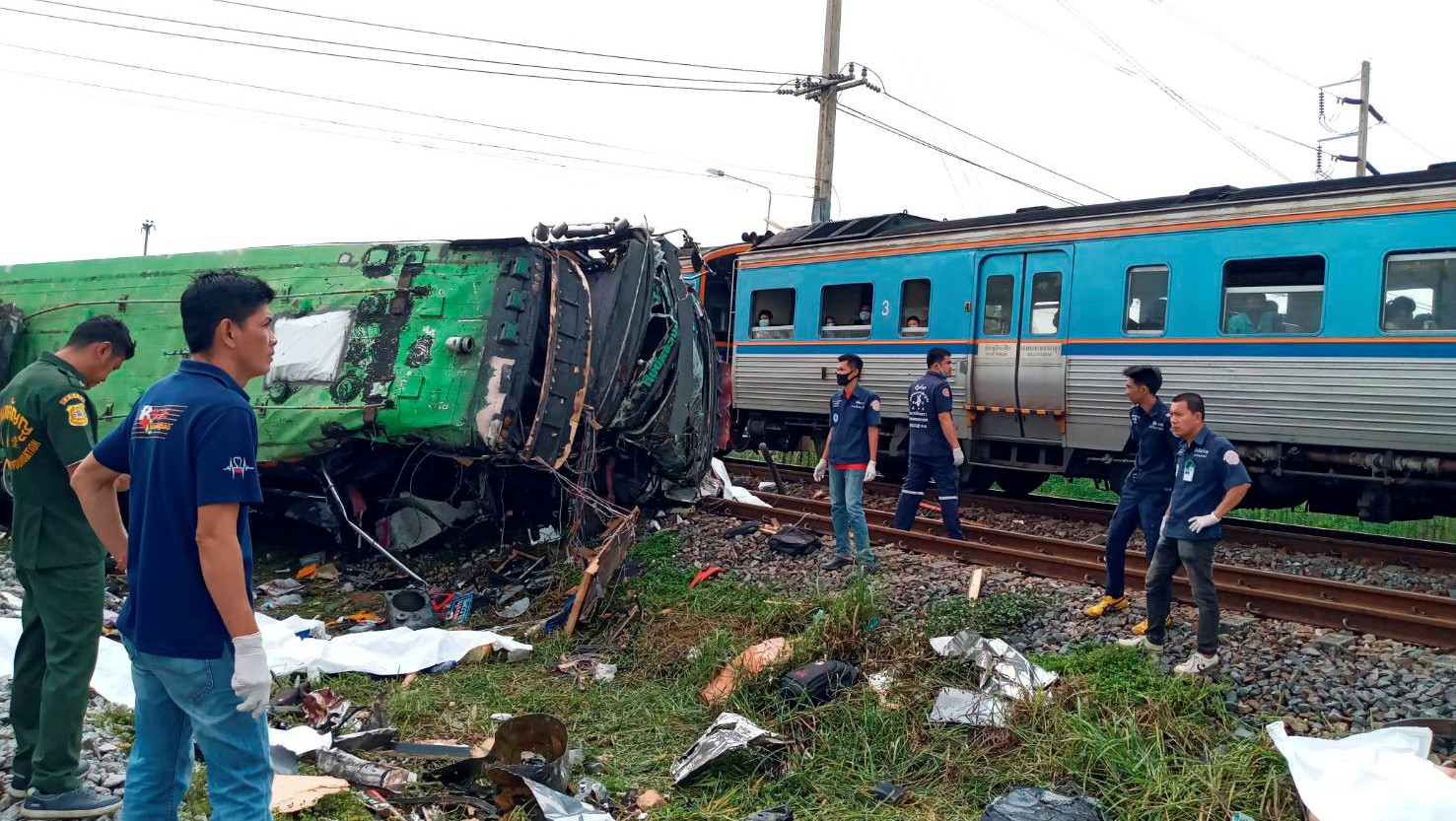 Tren impacta a un autobús en Tailandia y deja al menos 17 muertos