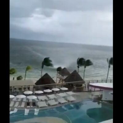 Video: Captan tromba marina en playas de Cancún, Quintana Roo