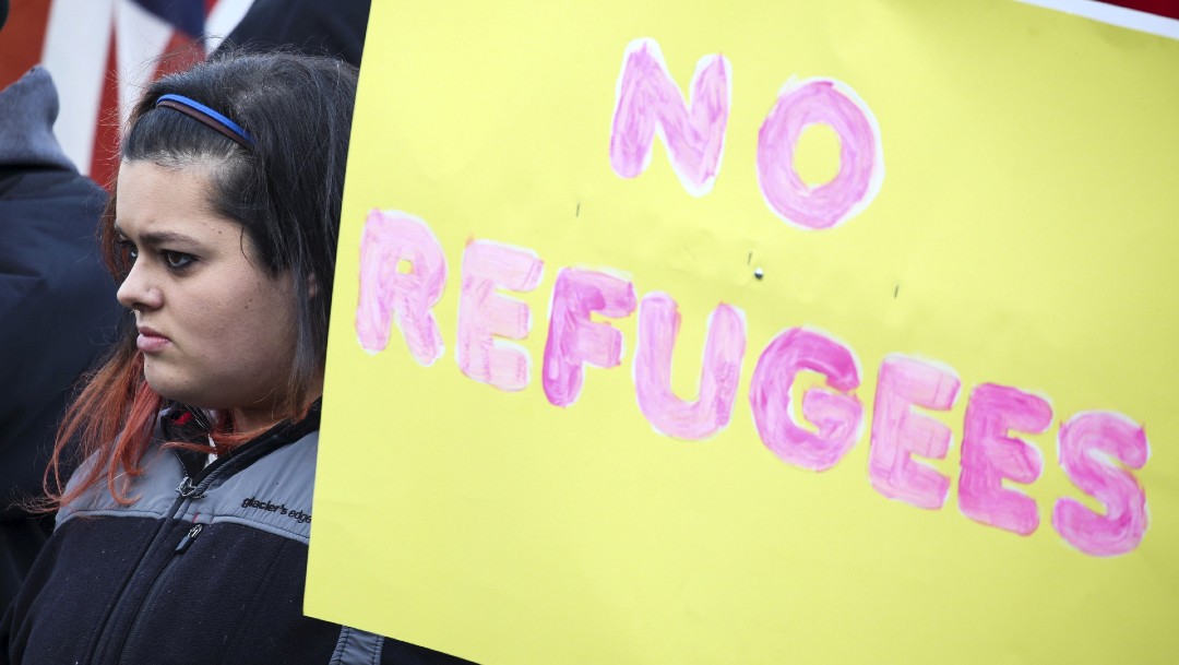 Una mujer protesta contra los refugiados en Estados Unidos