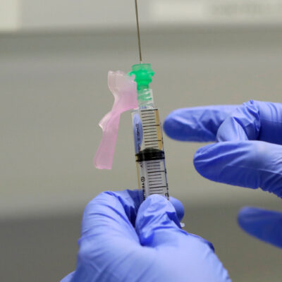 Oxford y AstraZeneca retrasan calendario para entregar vacuna contra COVID-19