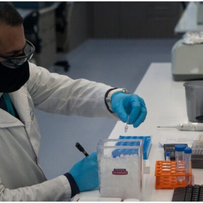 Oxford y AstraZeneca seguirán con pruebas de vacuna COVID pese a muerte de voluntario en Brasil