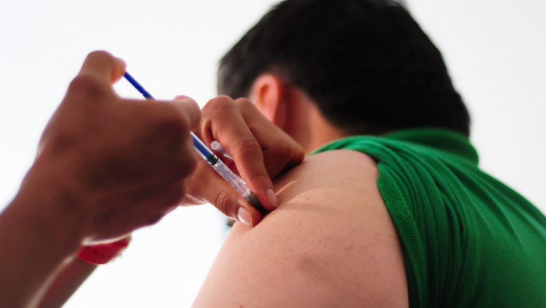 Una persona recibe la aplicación de la vacuna contra la influenza