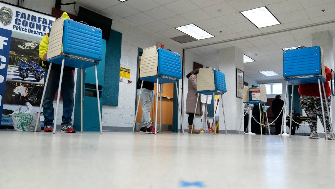Ciudadanos emiten su sufragio en Virginia, donde este 31 de octubre se cierran las urnas de voto anticipado