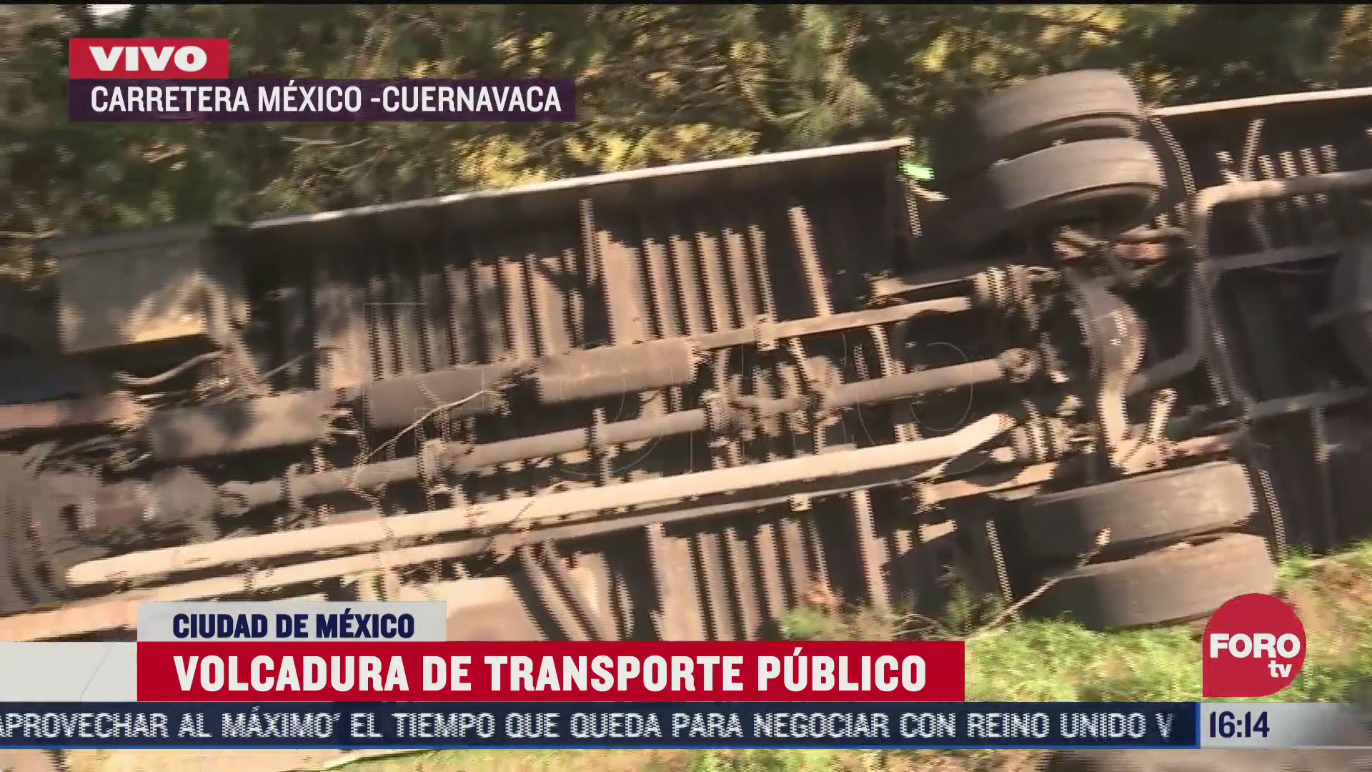 autobús de transporte público volcó sobre la carretera México-Cuernavaca