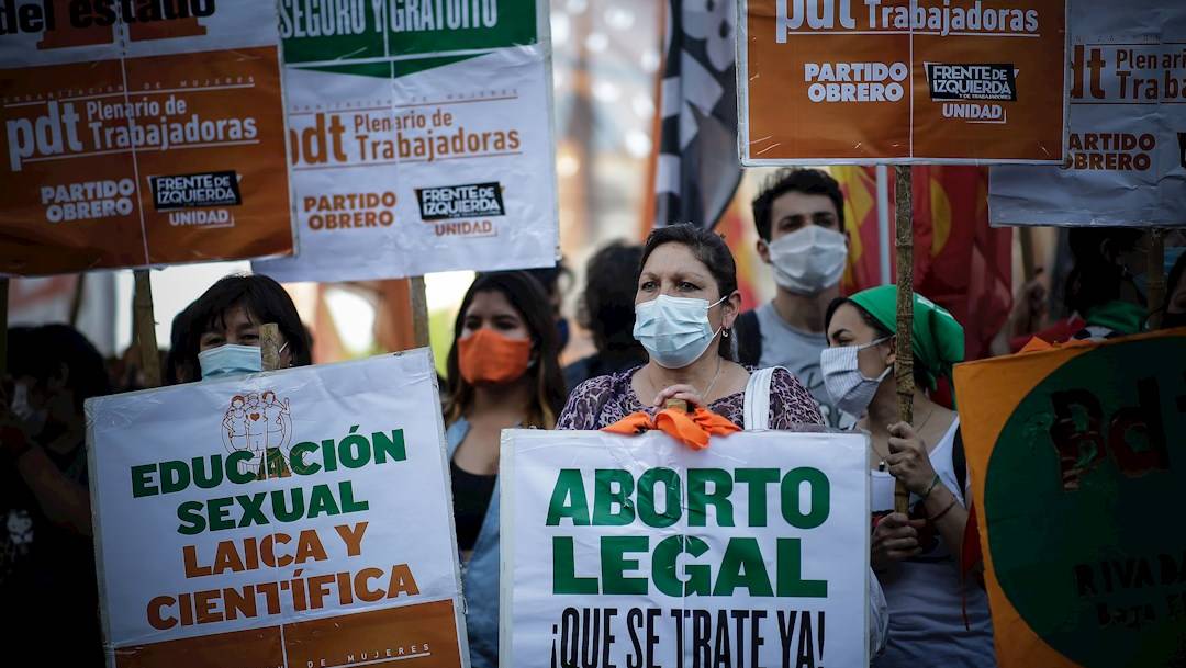 La legalización del aborto goza de un amplio apoyo popular, pero choca por la mayoría católica de Argentina