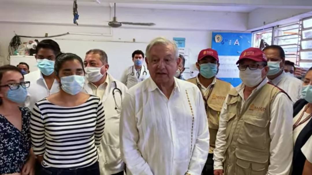 El presidente Andrés Manuel López Obrador visitó albergues en Tabasco, donde cientos de personas permanecen refugiadas por las inundaciones
