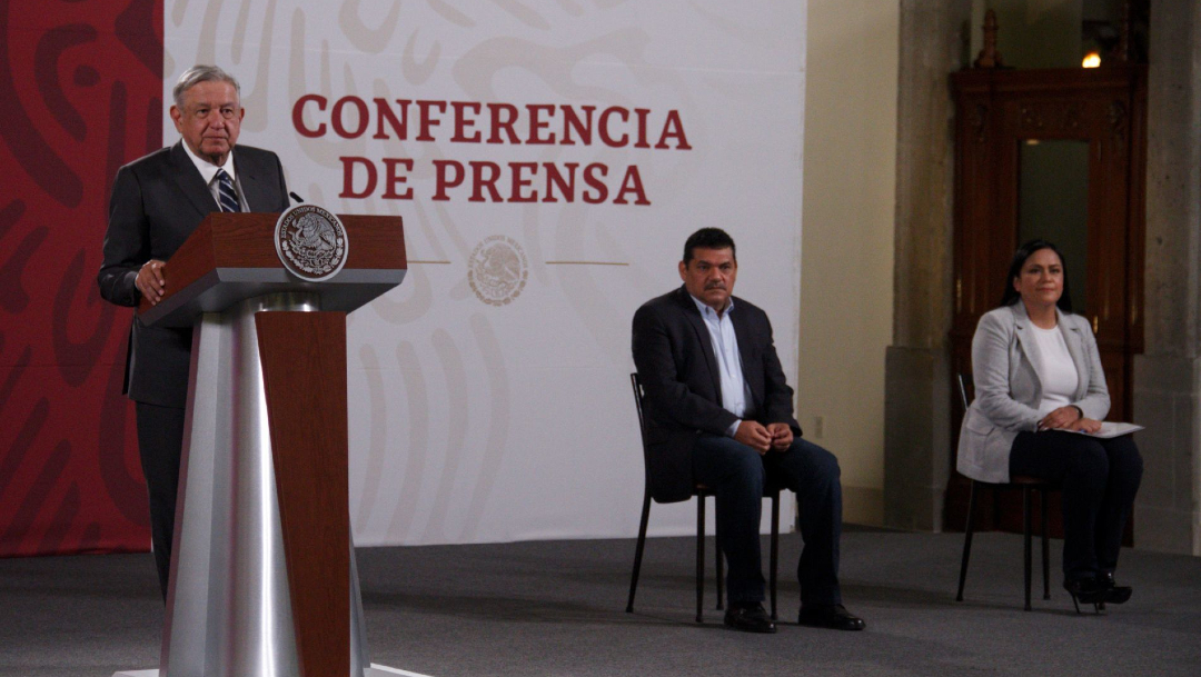 Andrés Manuel López Obrador, presidente de México, acompañado de Javier May Rodríguez, secretario de Bienestar y Ariadna Montiel Reyes, subsecretaria de Desarrollo Social