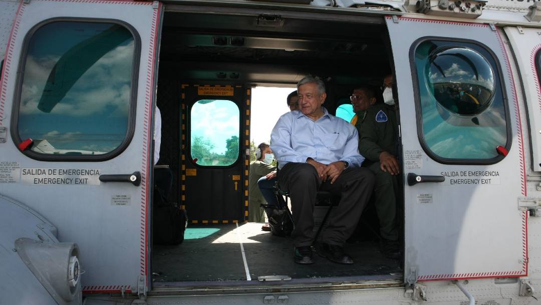 El presidente López Obrador, previo a subir a un helicóptero de la marina para realizar un sobrevuelo en la presa Peñitas