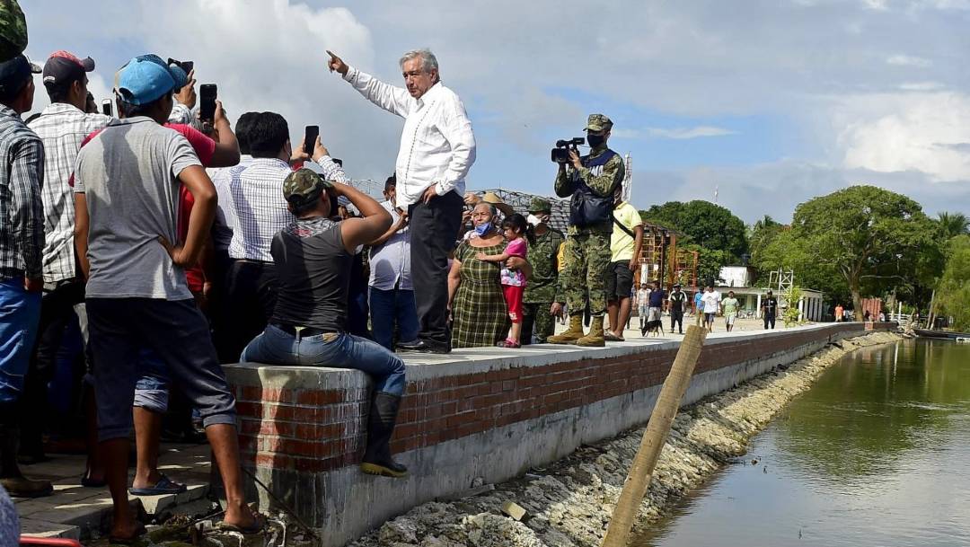 El presidente Andrés Manuel López Obrador continúa continúa sus recorridos por las zonas inundadas en Tabasco