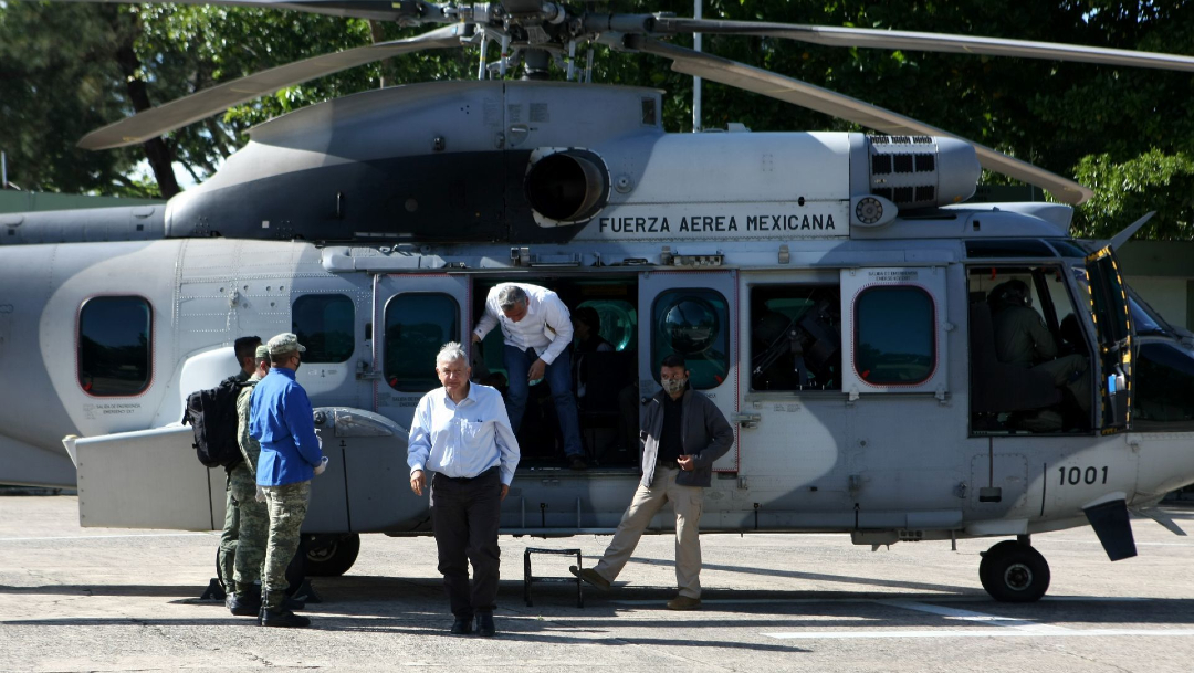Andrés Manuel López Obrador arribó a Tabasco a bordo de un avión de la Marina para emprender acciones ante la emergencia por las inundaciones