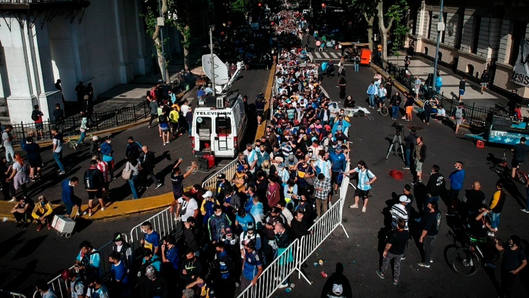 Argentinos hacen fila para ver el féretro de Maradona