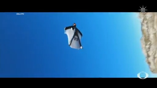 atleta vincent cotte salta de acantilado en medio de drones