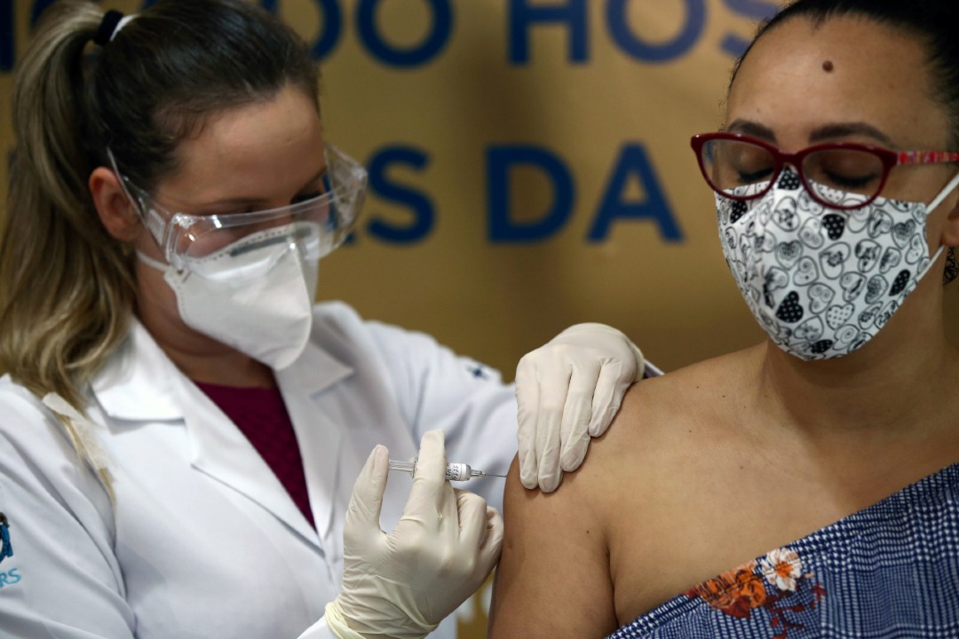 Brasil-frena-ensayo-de-vacuna-china-contra-COVID-19