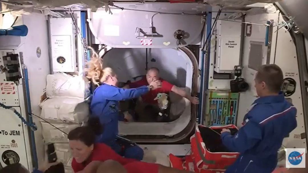 Cápsula de SpaceX con 4 astronautas a bordo llega a la EEI