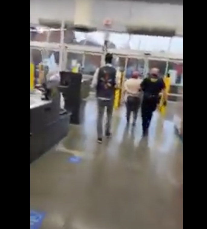Video: Arrestan a mujer por no usar cubrebocas en supermercado en Oregon