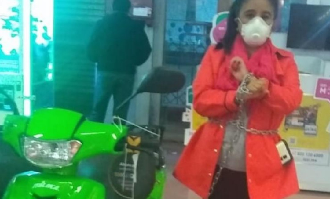 Mujer se encadena a motocicleta para que respeten el precio