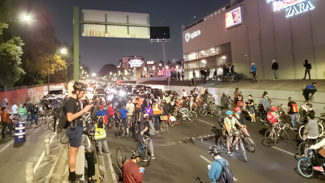 Ciclistas de la CDMX toman el Viaducto en protesta de la muerte de dos compañeros