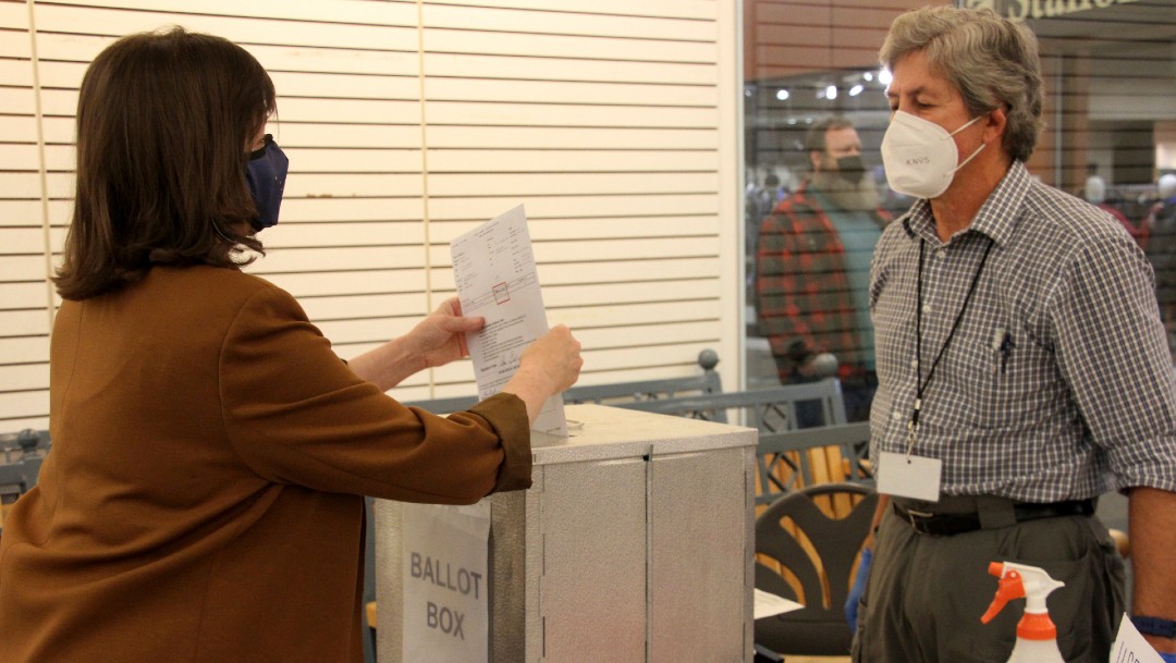 Cierran las últimas urnas en Alaska y terminan la elecciones en EEUU